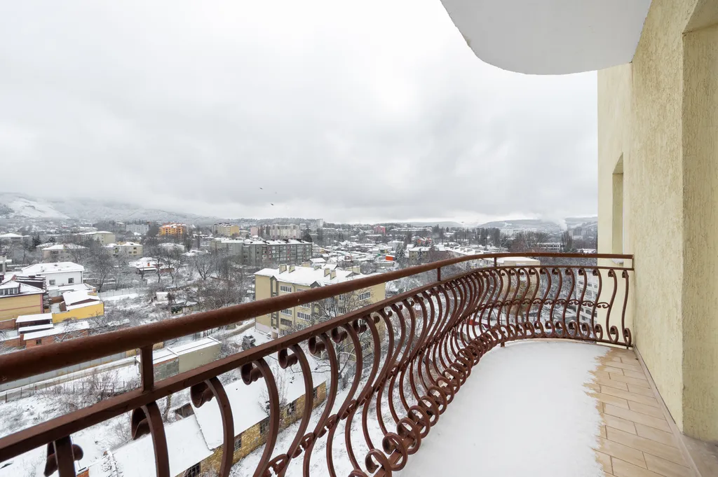 Просторная квартира с видом на горы в центре