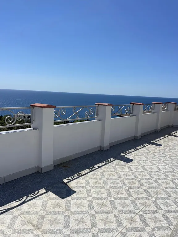 Улучшенный номер с видом на море и горы