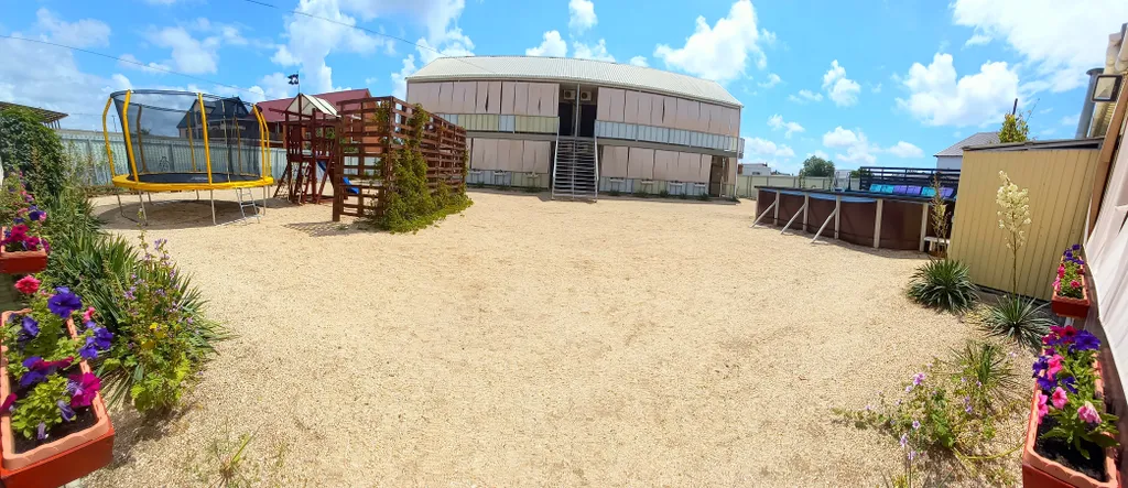 Комната с кухонным уголком  и балконом