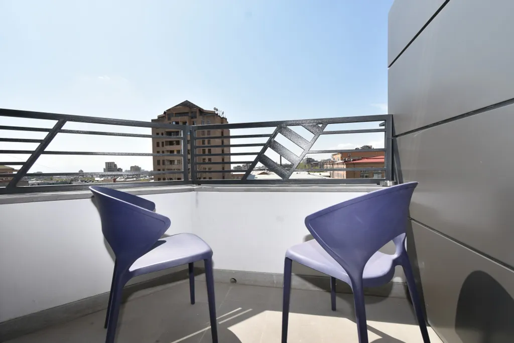 Красивая студиа в большом центре с балконом