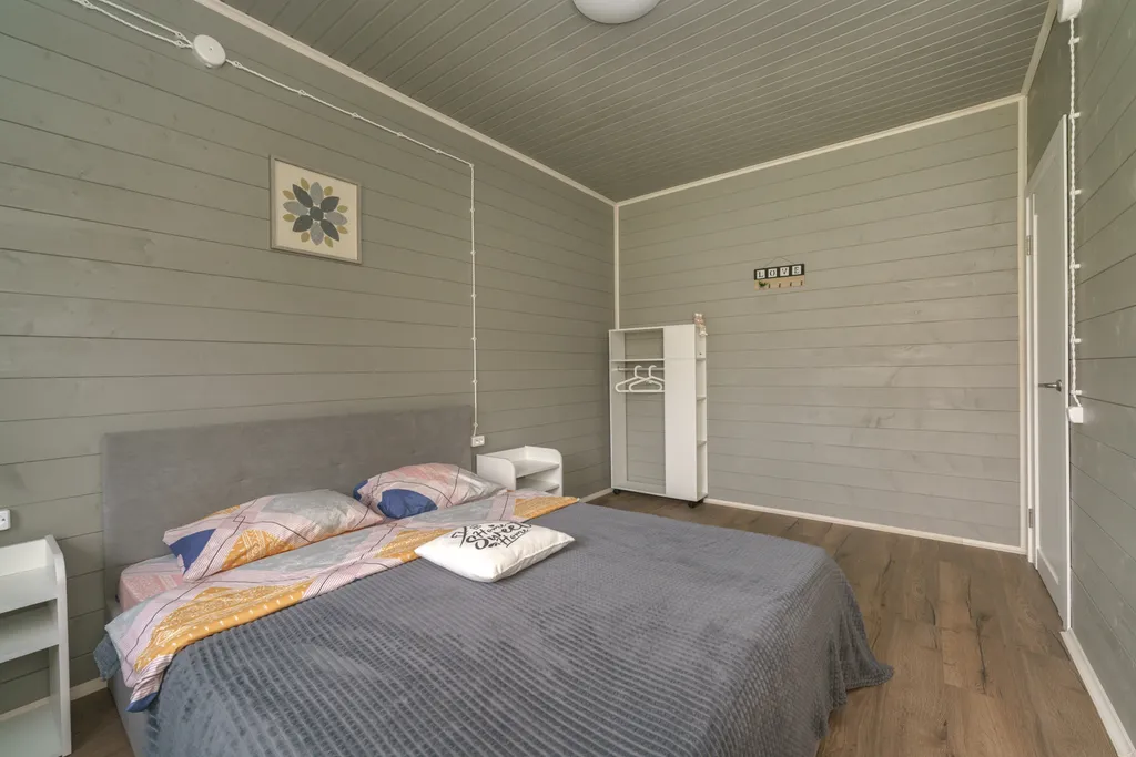 Новый загородный дом у реки с баней и бассейном