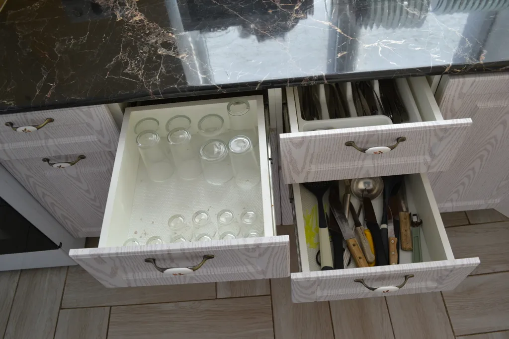 Уютный дом с зеленой лужайкой