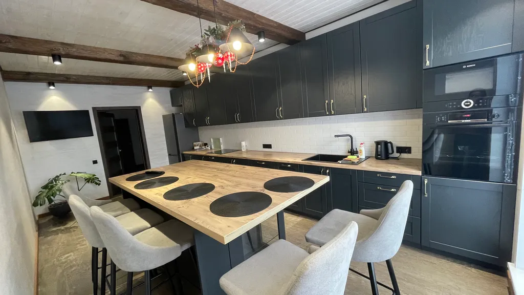 Коттедж для отдыха вблизи леса, с отдельной территорией и баней