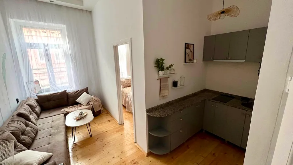 Quiet and tidy old city flat