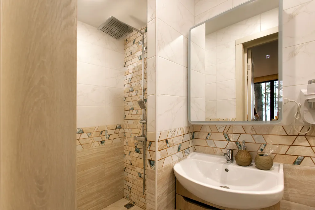 Панорамный домик в сосновом лесу на берегу Волги