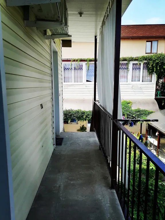 Уютная комната, удобства отдельно, на территории частного дома в центр