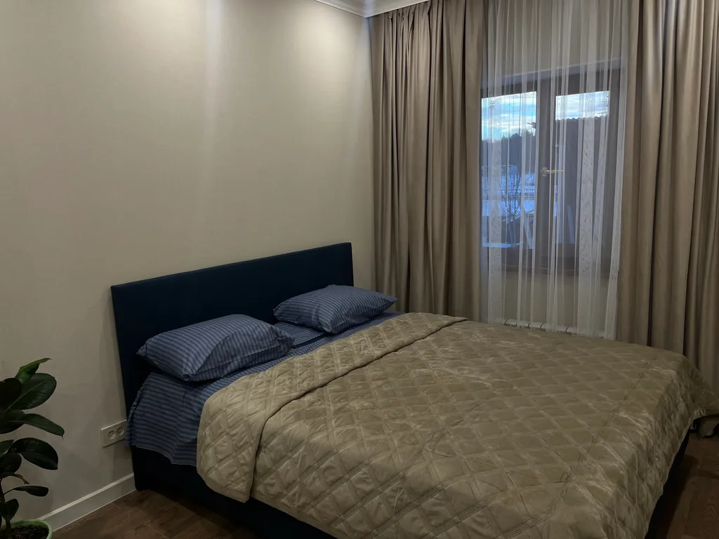 Новый дом в тихом месте недалеко от центра города