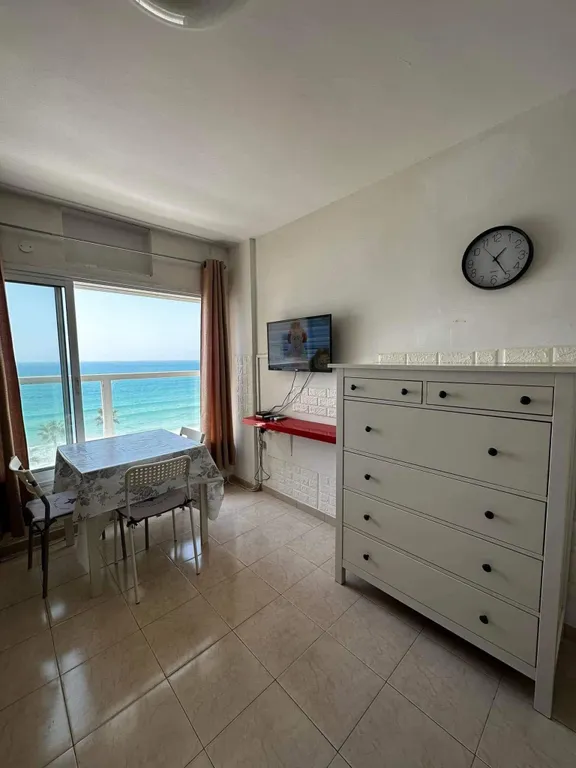 Красивая 2 ком квартира на набережной с прямым видом на море и закаты