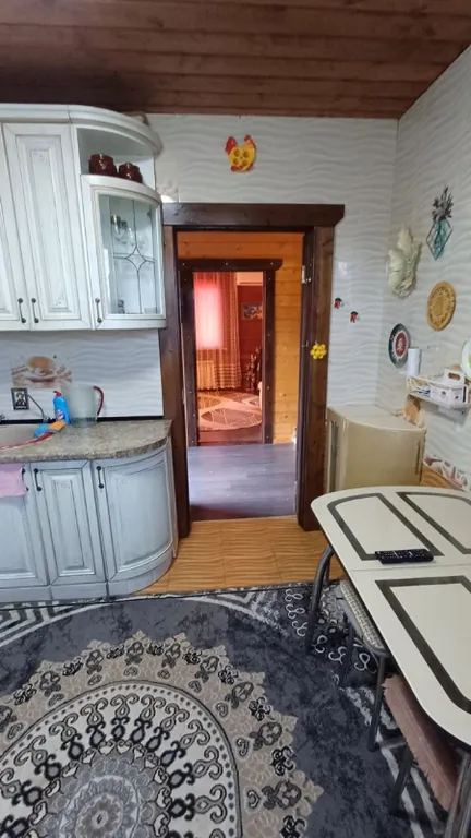 Деревянный дом в горах с видом на море