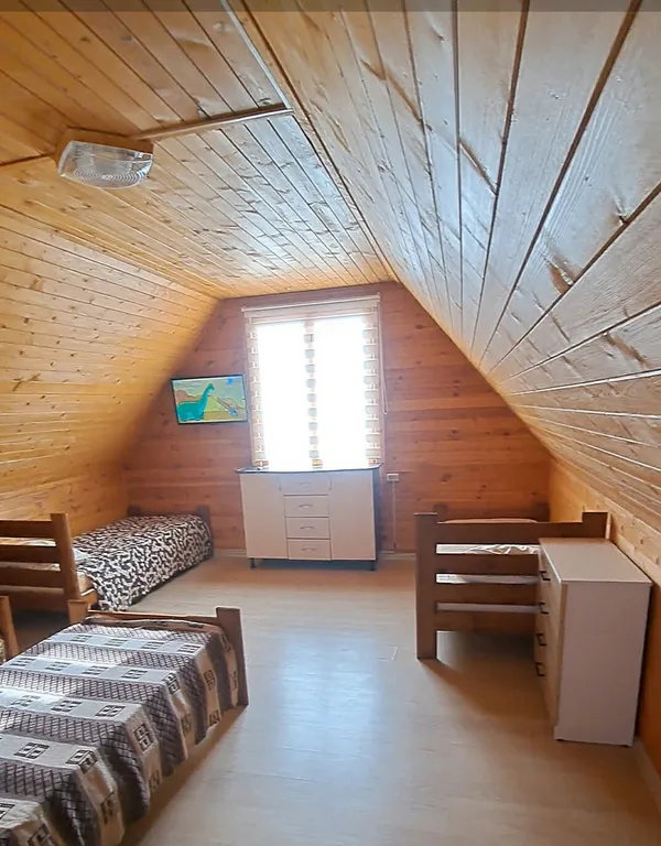 Домик у пруда с тёплым бассейном