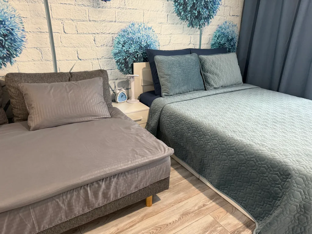 Уютная квартира-студия с большой кроватью и диваном