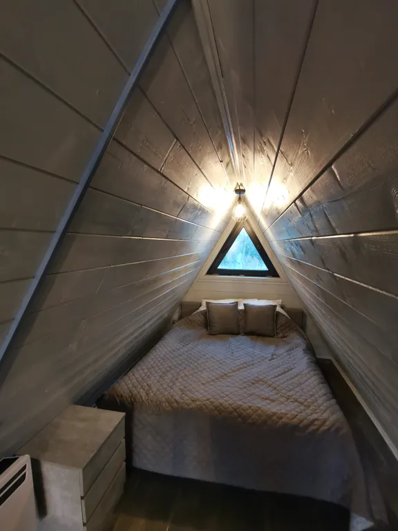 Треугольный дом шалаш в стиле Афрейм