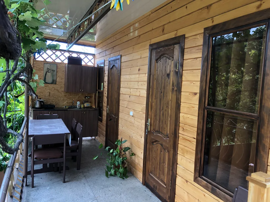 Квартира Комната в апартаментах с видом на гору, со всеми удобствами и кухней — Сухум