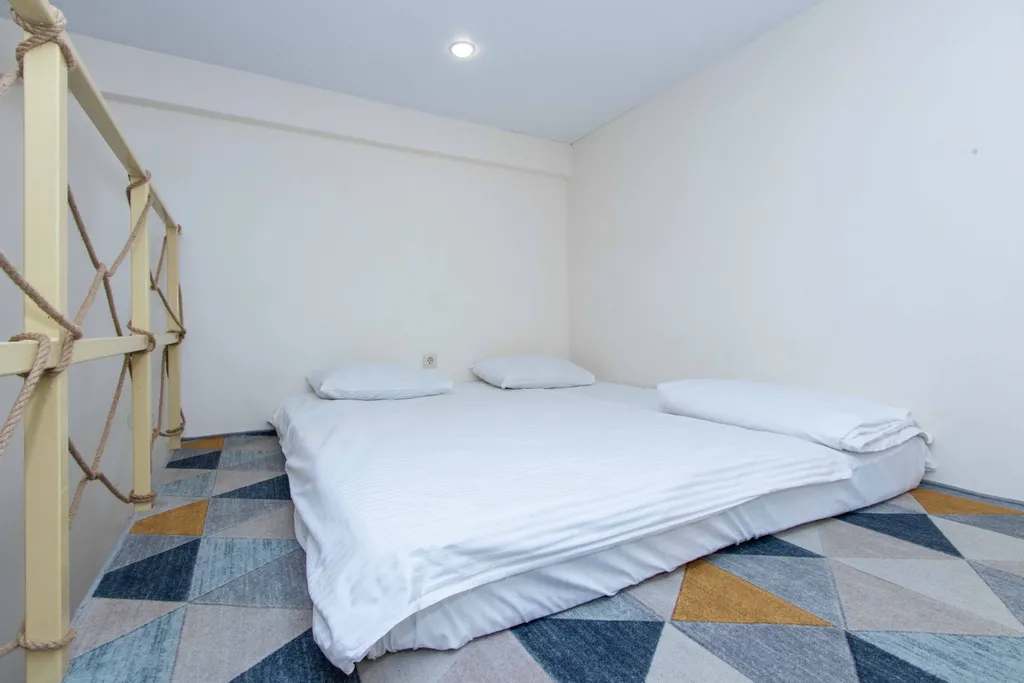 Четырёхместный стандарт с  широкими кроватями на двух уровнях