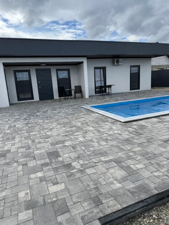 Новый дом с подогреваемым бассейном