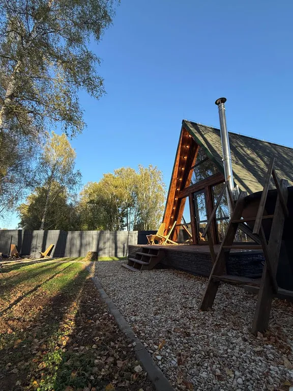 Уютный афрейм в березовом лесу