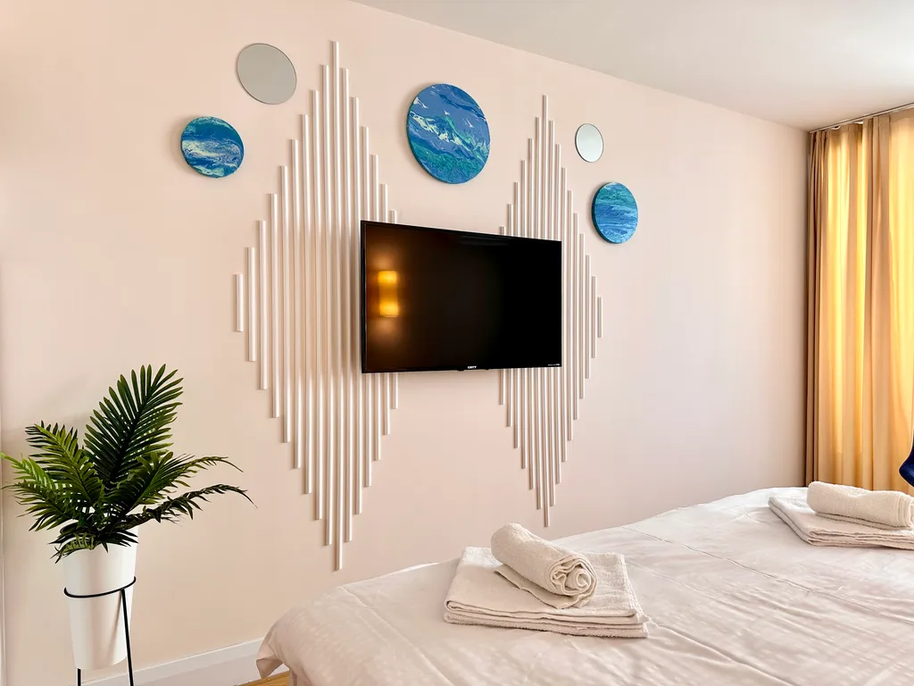 Студия с видом на море и стильным дизайном