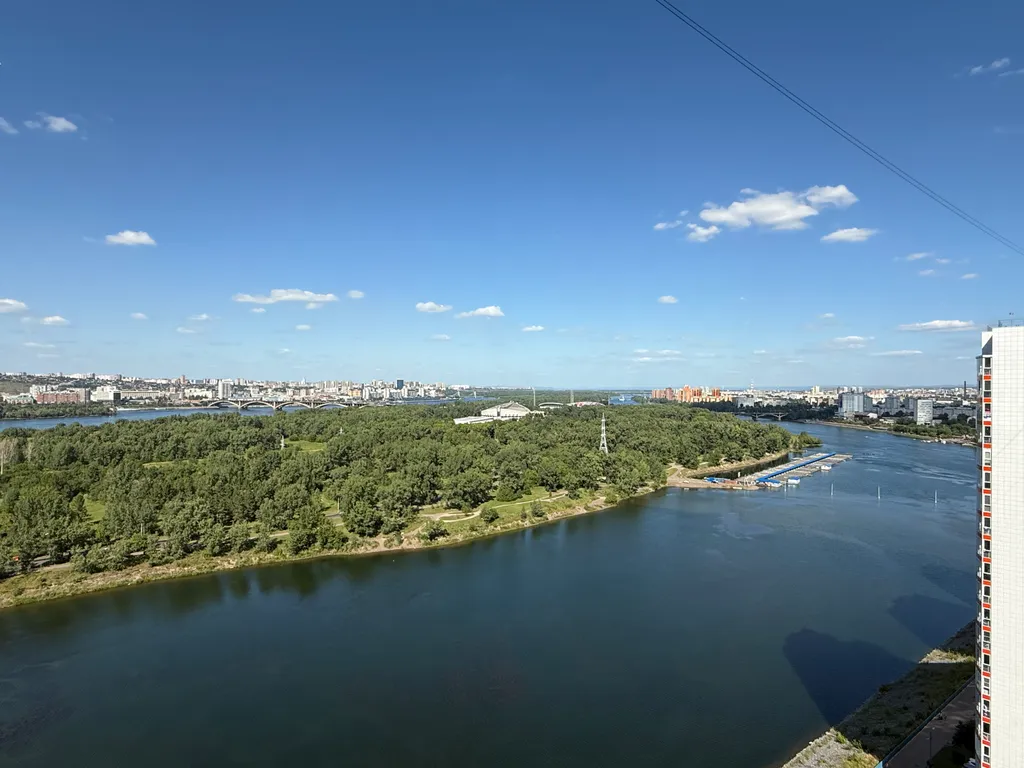 Видовая квартира с дизайнерским ремонтом на берегу реки в белых росах