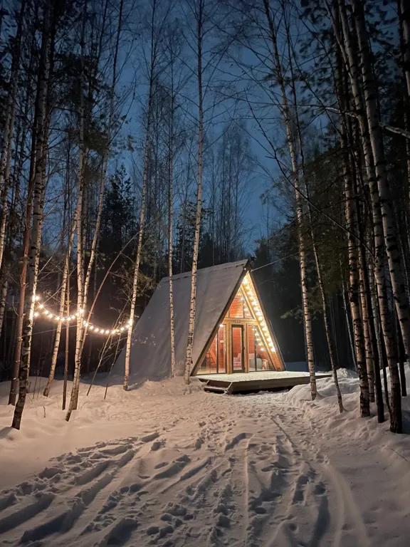 Домик в лесу вблизи от города в стиле A-frame