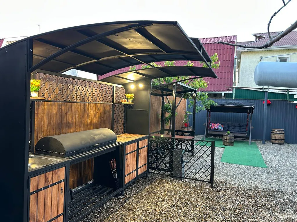 Домик коралл с бассейном в центре