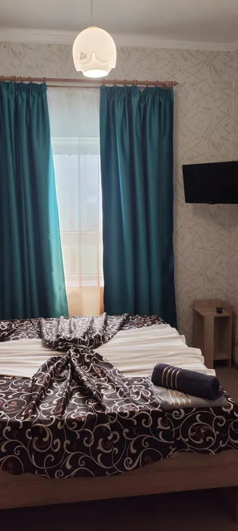 Семейный двухкомнатный номер с изолированными комнатами и с балконом