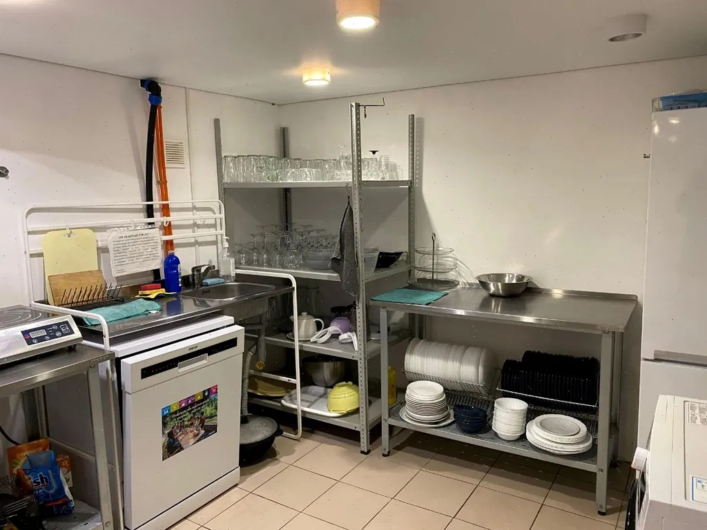 Большой дом с баней, бассейном и видом на озеро