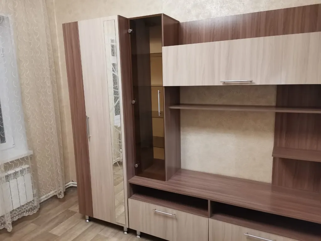 Уютный уголок с небольшой зоной для отдыха и машиноместом