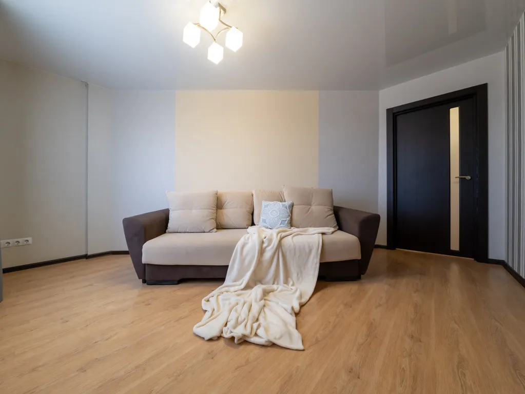 Двушка с подсветкой в спальне и панорамным балконом