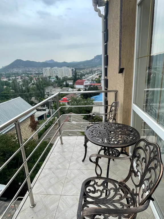 Четырёхместный номер люкс с балконом С видом на город и горы