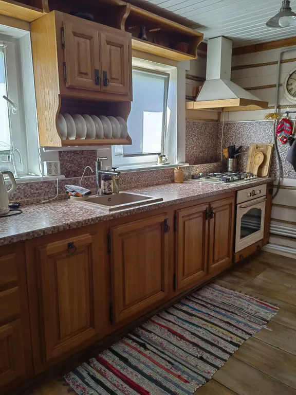 Красивый дом с камином на берегу живописной реки