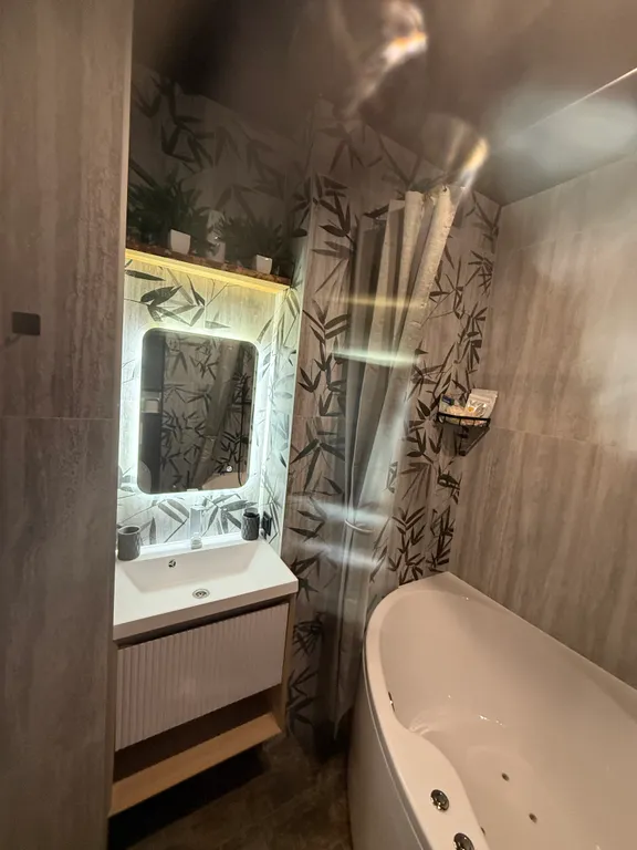 Квартира с водными панелями и джакузи