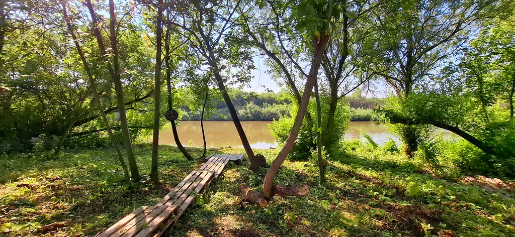 Дом с кораблем на берегу реки