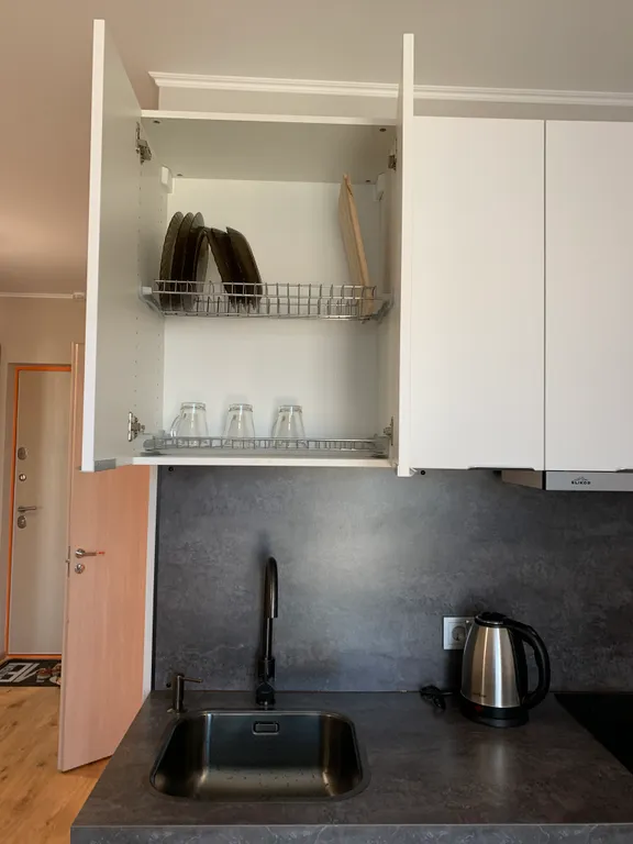 Студия с видом на закат и вечерний город