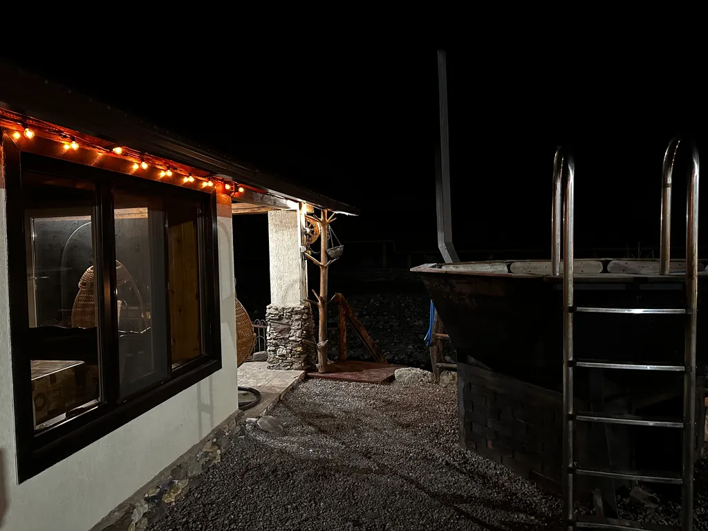 Большой дом у реки в горах с баней и чаном