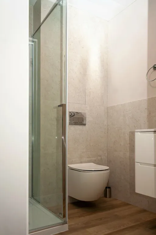 Номер с видом на тихое лесное озеро, лес и гору