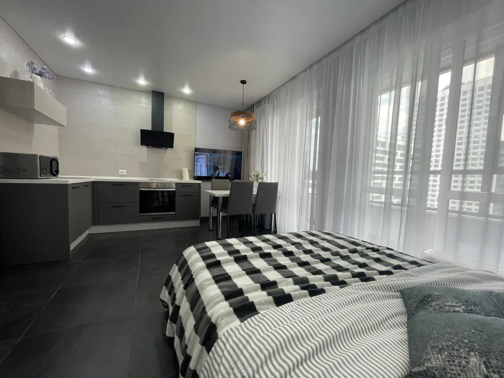 Просторная уютная студия с панорамным остеклением в тихий двор