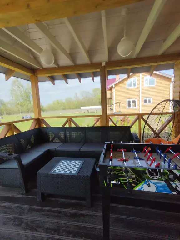 Уютный дом с беседкой на берегу озера