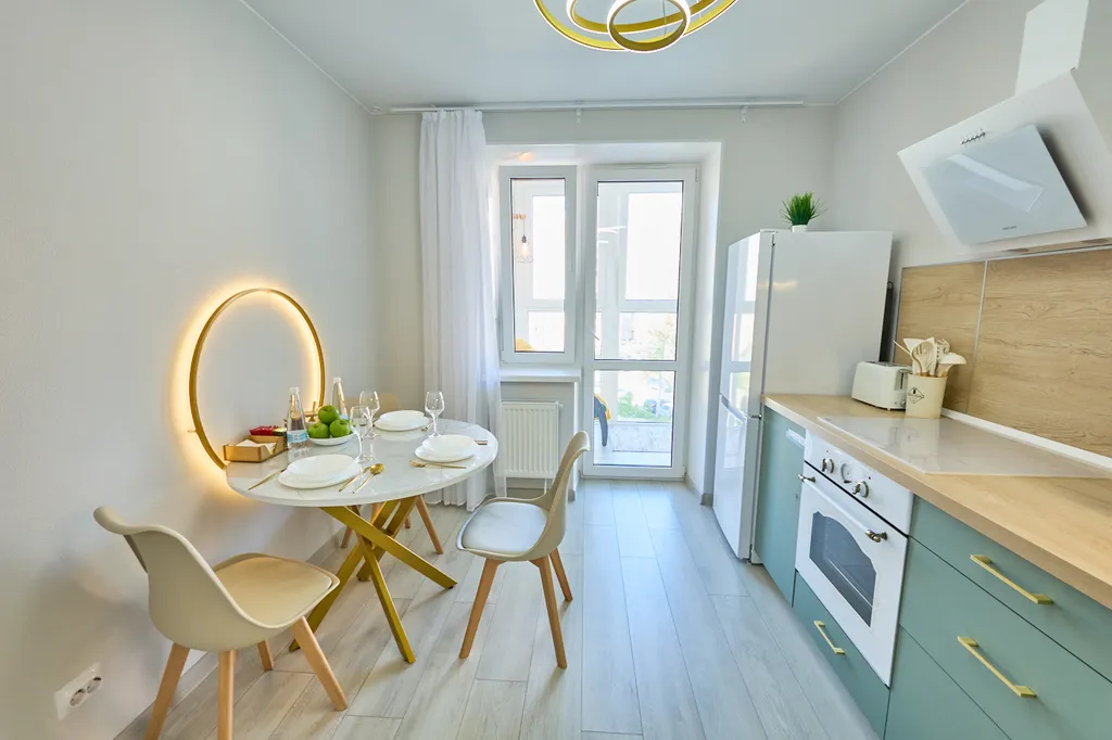 Тюльпаны & солнце: стильная 1-комнатная квартира в современном доме