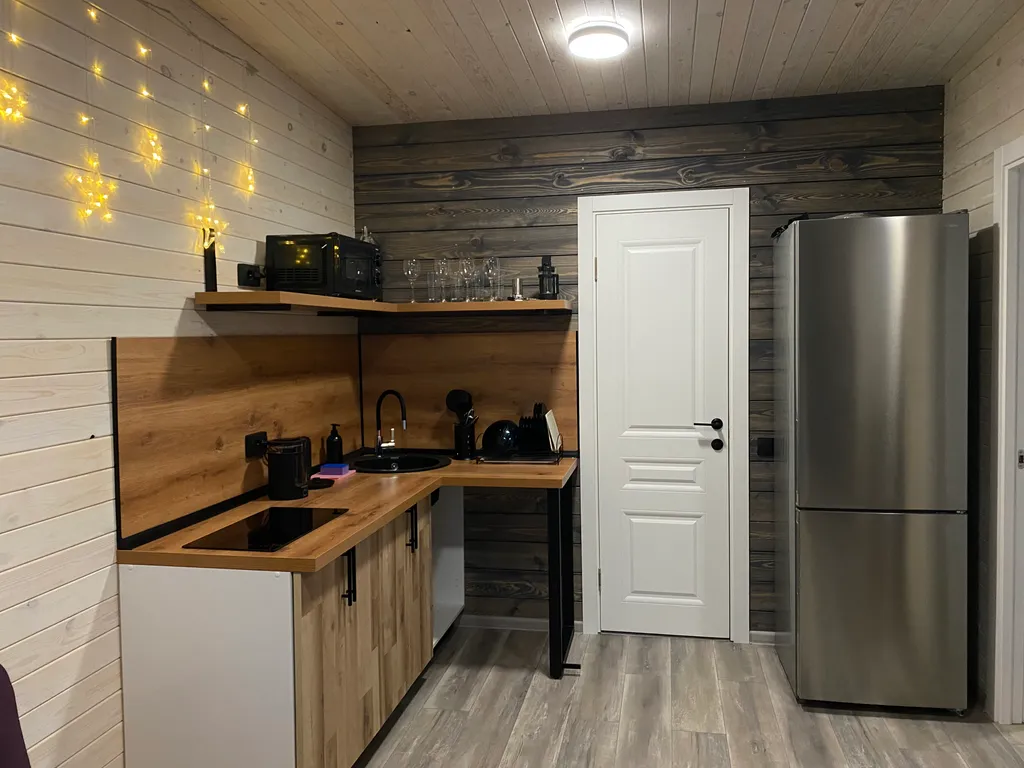 Дом с камином на берегу ручья