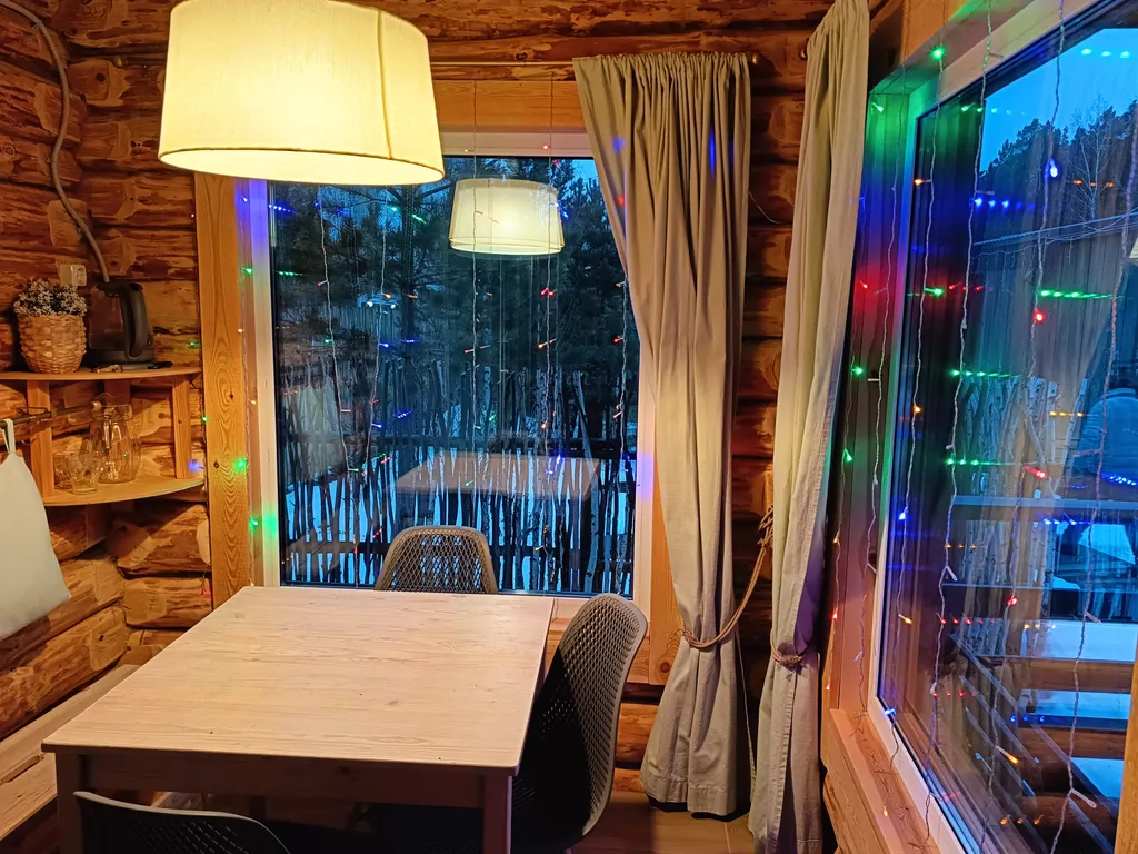 Темный домик на опушке леса