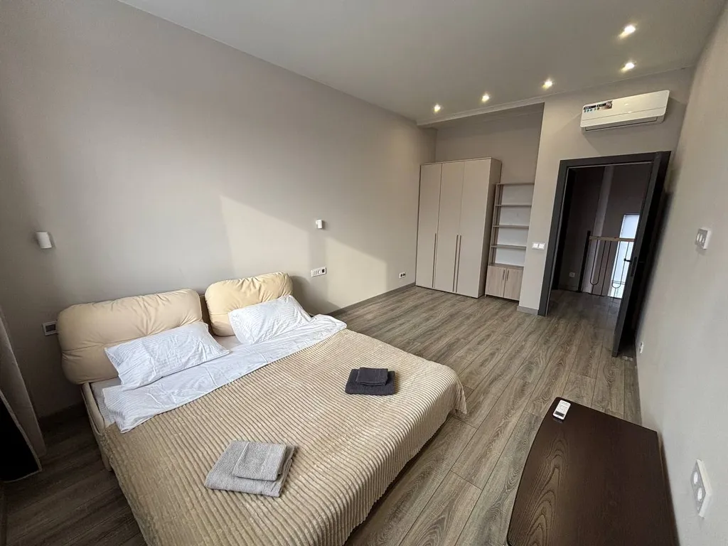 Просторный дом с собственной территорией и настоящим камином