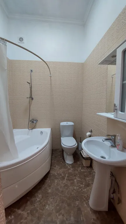 Просторный дом с большим двором в центре