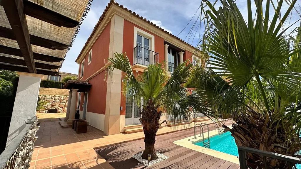 Коттедж Уютная Семейная Вилла с открытым бассейном — аренда посуточно в Бенидорм