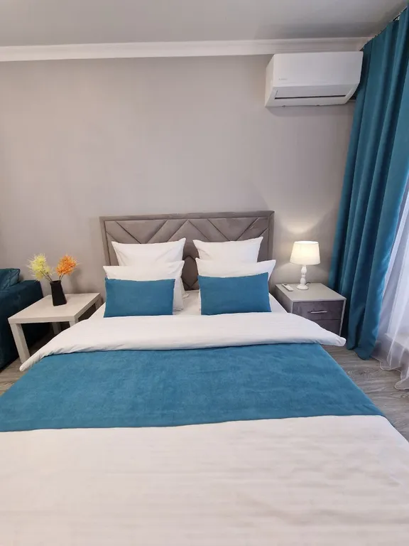 Квартира с панорамными окнами и очками виртуальной реальности