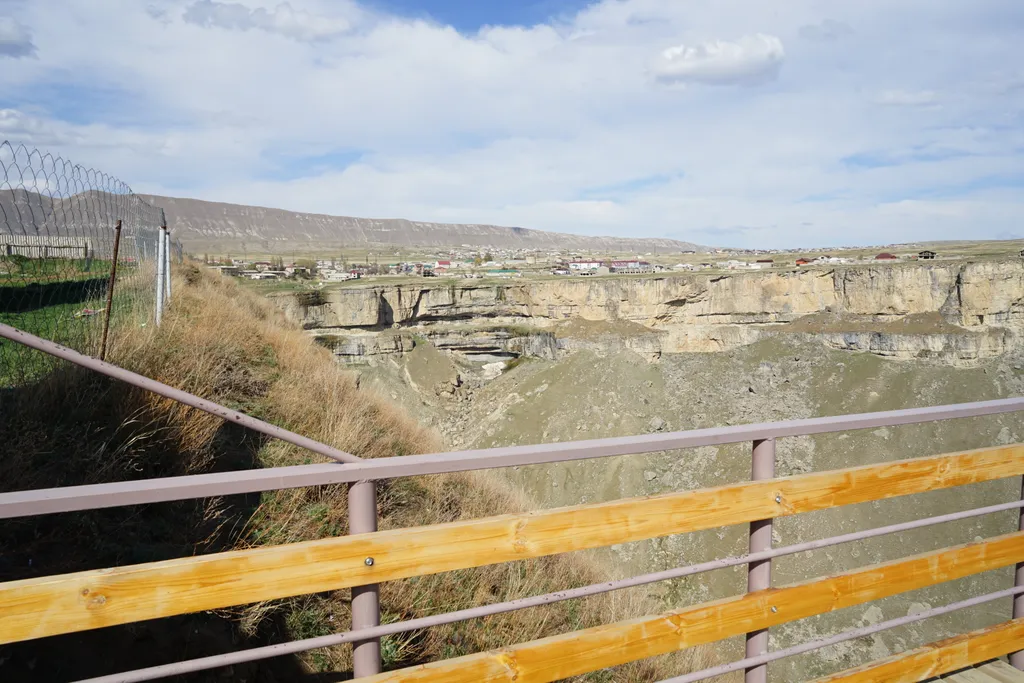 Домик на краю обрыва