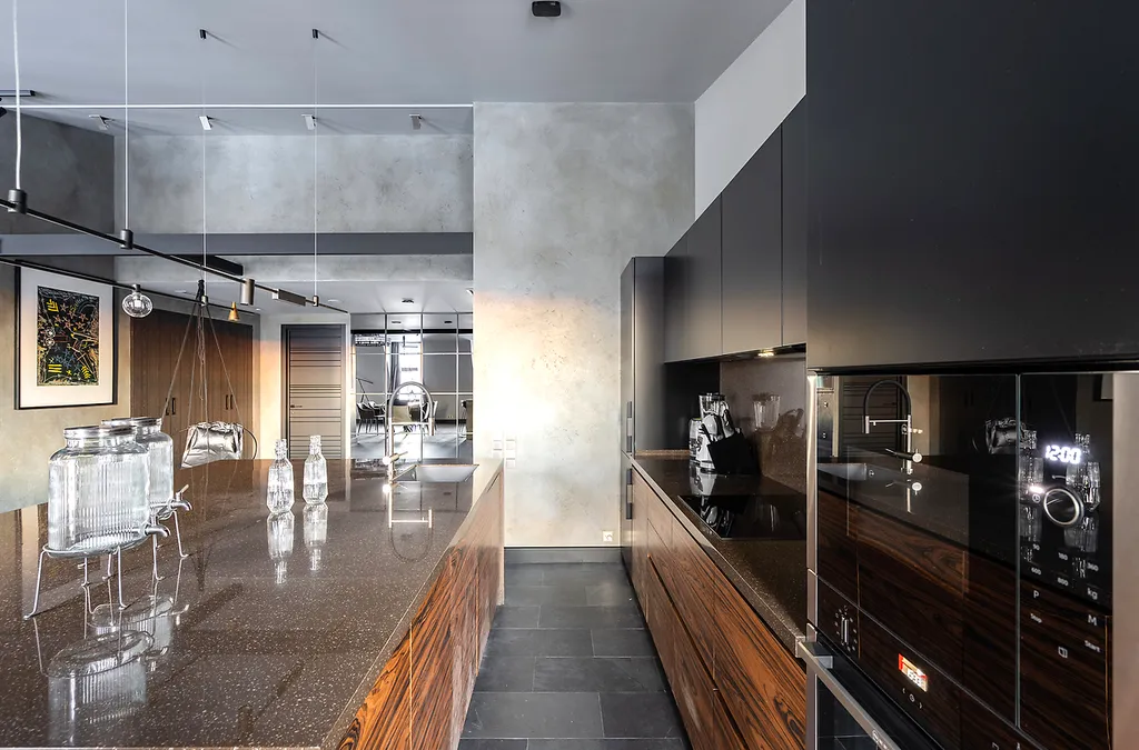 Потрясающая Mанcаpдa c тpемя бaлконaми и видом нa Фoнтанку