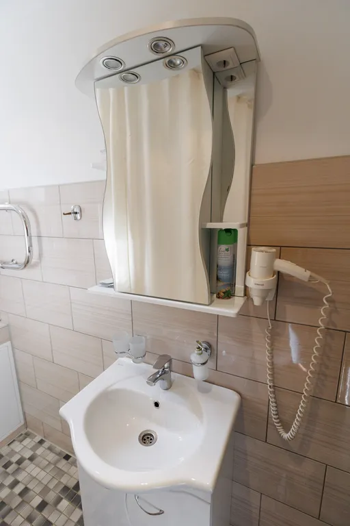 Коттедж в окружении лесных деревьев