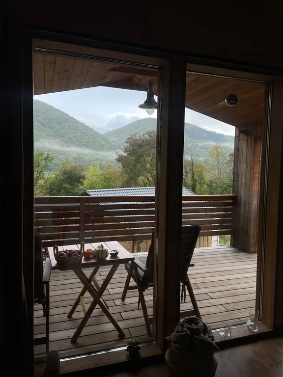 Дом на краю леса с видом на горы