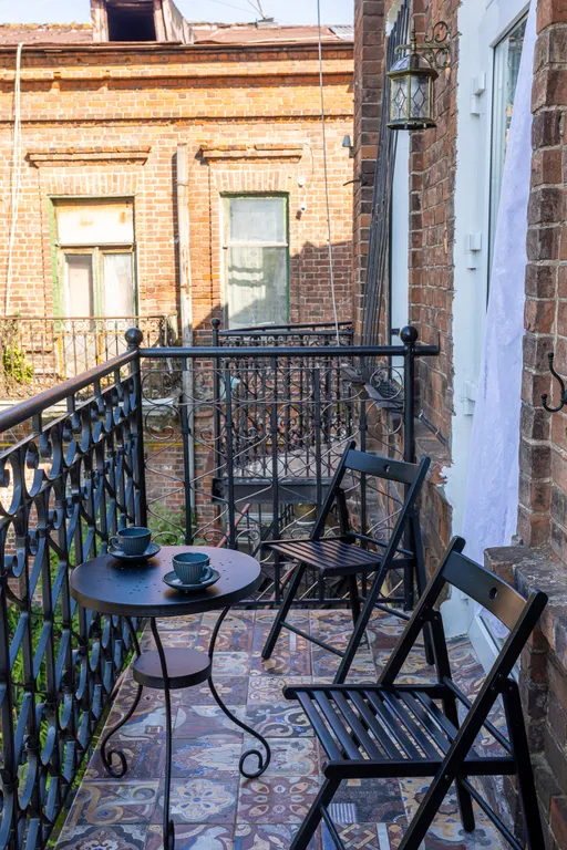 Романтическая студия с камином и балконом в старинном особняке