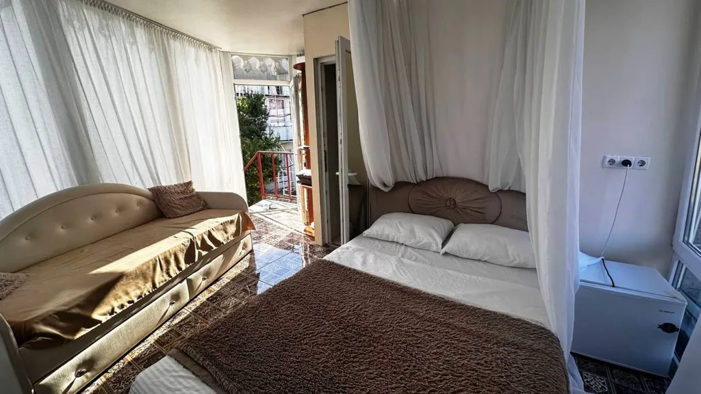 Уютная студия с панорамными окнами через забор с Ханским дворцом